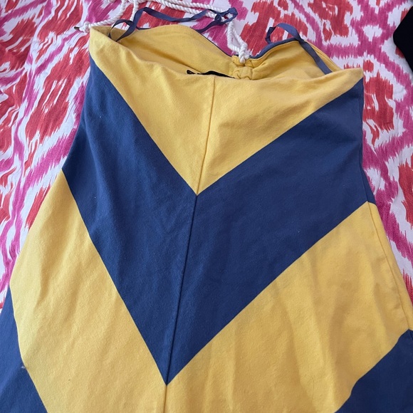 Very new/clean, white traps tie back neck. Very elegant style. House w. no pets - Picture 5 of 6